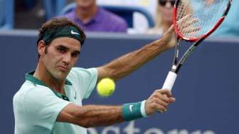 Roger Federer juara di Cincinnati Masters 2014, di Linder Family Tennis Center, Minggu (17/8). [Reuters/Mark Zerof]
