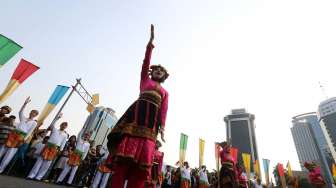 Pawai Seni dan Budaya Kreatif 2014 di kawasan Monas - Jalan Merdeka Barat, Jakarta, Senin (18/8). [suara.com/Kurniawan Mas'ud]