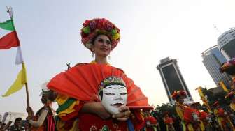 Pawai Seni dan Budaya Kreatif 2014 di kawasan Monas - Jalan Merdeka Barat, Jakarta, Senin (18/8). [suara.com/Kurniawan Mas'ud]