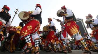 Pawai Seni dan Budaya Kreatif 2014 di kawasan Monas - Jalan Merdeka Barat, Jakarta, Senin (18/8). [suara.com/Kurniawan Mas'ud]