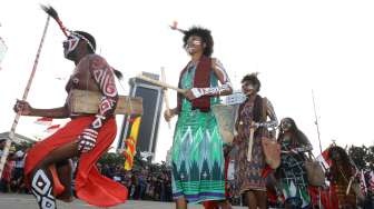 Pawai Seni dan Budaya Kreatif 2014 di kawasan Monas - Jalan Merdeka Barat, Jakarta, Senin (18/8). [suara.com/Kurniawan Mas'ud]