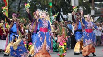 Pawai Seni dan Budaya Kreatif 2014 di kawasan Monas - Jalan Merdeka Barat, Jakarta, Senin (18/8). [suara.com/Kurniawan Mas'ud]