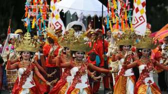 Pawai Seni dan Budaya Kreatif 2014 di kawasan Monas - Jalan Merdeka Barat, Jakarta, Senin (18/8). [suara.com/Kurniawan Mas'ud]