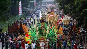 Pawai Seni dan Budaya Kreatif 2014 di kawasan Monas - Jalan Merdeka Barat, Jakarta, Senin (18/8). [suara.com/Kurniawan Mas'ud]