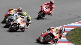 Pebalab Honda Dani Pedrosa menempati posisi pertama di MotoGp  Brno, Minggu (17/8). [Reuters/David W Cerny]