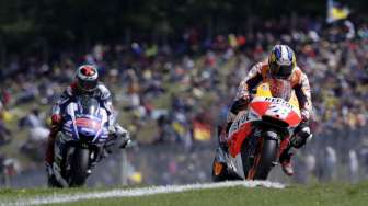 Pebalab Honda Dani Pedrosa menempati posisi pertama di MotoGp  Brno, Minggu (17/8). [Reuters/David W Cerny]