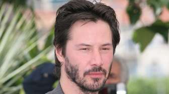 Keanu Reeves Tebar Pesona ke Mantan Pacar, Masih Cinta?