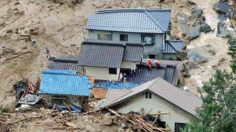 Tanah longsor melanda wilayah Hiroshima, Jepang Barat, Rabu (20/8). Akibatnya, 18 orang tewas dan 13 orang lainnya masih belum ditemukan. [Reuters/Kyodo] 