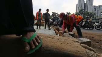 Pekerja di lokasi pengerjaan jalur MRT di jalan Sudirman, Jakarta, Selasa (19/8). [suara.com/Kurnawan Mas'ud]