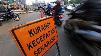 Pekerja di lokasi pengerjaan jalur MRT di jalan Sudirman, Jakarta, Selasa (19/8). [suara.com/Kurnawan Mas'ud]