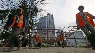 Pekerja di lokasi pengerjaan jalur MRT di jalan Sudirman, Jakarta, Selasa (19/8). [suara.com/Kurnawan Mas'ud]