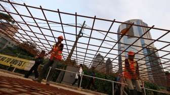 Pekerja di lokasi pengerjaan jalur MRT di jalan Sudirman, Jakarta, Selasa (19/8). [suara.com/Kurnawan Mas'ud]