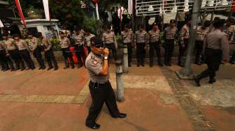Aparat Kepolisian berjaga di depan gedung Mahkamah Konstitusi RI Jakarta, Rabu (20/8). Menjelang diumumkannya hasil keputusan MK terkait sengketa pilpres 2014, Ibu Kota DKI Jakarta saat ini berstatus Siaga 1. [suara.com/Kurniawan Mas'ud]