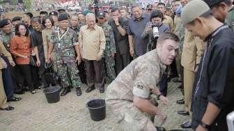 Presiden SBY meresmikan tiga simbol perdamaian dunia di International Peace and Security Center (IPSC), di Sentul, Bogor, Jawa Barat, Selasa (19/8). [Rumgapres/Abror]