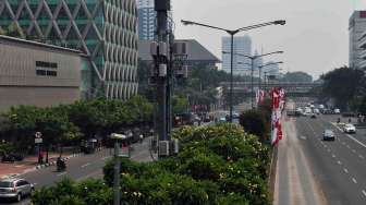 Jalan M.H Thamrin mengarah ke Jalan Medan Merdeka Barat maupun sebaliknya lengang, Jakarta, Kamis (21/8). [suara.com/Adrian Mahakam]