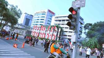 Bentrokan terjadi antara aparat dan massa pendukung Prabowo-Hatta di depan Bundaran Patung Kuda, Jakarta, Kamis (21/8). [suara.com/Adrian Mahakam]