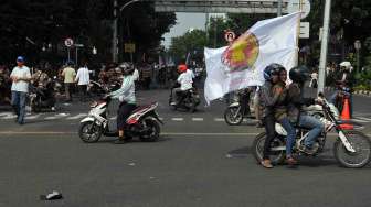 Bentrokan terjadi antara aparat dan massa pendukung Prabowo-Hatta di depan Bundaran Patung Kuda, Jakarta, Kamis (21/8). [suara.com/Adrian Mahakam]