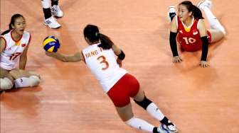 Pemain Cina, Yang Fangxu (tengah), coba mengambil bola dalam laga versus Brasil di putaran final Grand Prix Dunia Voli Putri, di Tokyo, Kamis (21/8/2014). [Reuters/Yuya Shino]