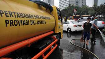 Foto: Bersihkan Bundaran Patung Kuda