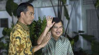 Presiden dan Wakil Presiden terpilih, Joko Widodo (kiri) dan Jusuf Kalla (kanan) memberikan keterangan pers di halaman Rumah Dinas Gubernur DKI Jakarta di Taman Suropati Nomor 7, Jakarta, Kamis (21/8) malam. [Antara/Widodo S. Jusuf]