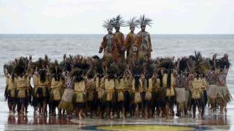 Sejumlah peserta membawakan tarian harmoni raja ampat saat pembukaan acara puncak Sail Raja Ampat 2014 di Pantai Waisai Torang Cinta (WTC), Raja Ampat, Papua Barat, Sabtu (23/8). [Antara/Prasetyo Utomo]