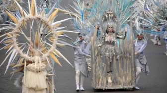 Jember Fashion Carnaval  (JFC) ke-13 di Jember, Jatim, Minggu (24/8). Grand Carnival kali ini bertemakan Triangle Dynamic in Harmony. [Antara/Seno]