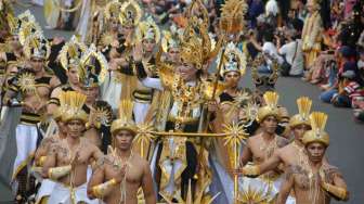 Jember Fashion Carnaval  (JFC) ke-13 di Jember, Jatim, Minggu (24/8). Grand Carnival kali ini bertemakan Triangle Dynamic in Harmony. [Antara/Seno]