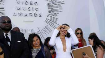 Jordin Sparks tiba di lokasi MTV Music Awards di  Inglewood, California, Minggu (24/8). [Reuters/Mario Anzuoni] 