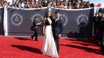 Nick Jonas dan Olivia Culpo tiba di  lokasi MTV Music Awards di  Inglewood, California, Minggu (24/8). [Reuters/ Kevork Djansezian] 