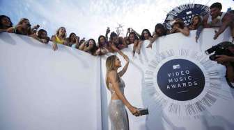 Seksinya J.Lo Dalam Balutan Gaun Silver di MTV VMA 2014