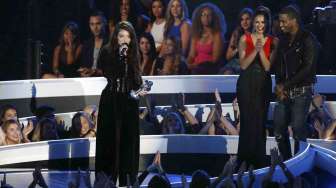 Lorde menerima penghargaan untuk Best Rock Video di ajang MTV Video Music Awards 2014, di  Inglewood, California, Minggu (24/8). [Reuters/Mario Anzuoni]