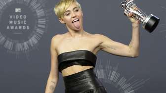 Video "Wrecking Ball" Raih Penghargaan "Video of The Year" 