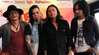 Grup band rock /rif berfoto bersama saat menghadiri konferensi pers jelang konser musik /rif & Sheila On 7 di Jakarta, Rabu (27/8). [Antara/Teresia May]