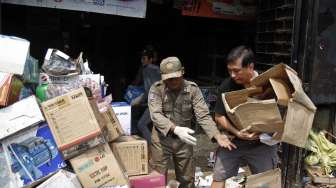 Aparat dari Polisi Pamong Paraja, Polri dan TNI melakukan pembongkaran terhadap sejumlah bangunan yang berada di pinggir kali Ciliwung, Jatinegara Jakarta, Kamis (28/8). [suara.com/Kurniawan Mas'ud]