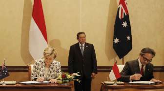 Presiden Susilo Bambang Yudhoyono (tengah) menyaksikan penandatanganan Kesepahaman Tata Prilaku RI-Australia yang dilakukan Menlu Marty M. Natalegawa (kanan) dan Menlu Australia Julie Bishop (kiri) di Nusa Dua, Bali, Kamis (28/8). [Rumgapres/Abror]