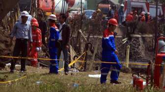 Sejumlah pekerja memeriksa lokasi ledakan pipa milik Pertamina MOR III di Desa Mandalawangi, Kec. Sukasari, Kab. Subang, Jawa Barat, kamis (28/8). [Antara/Dedhez Anggara]