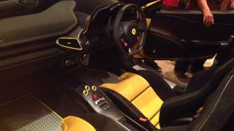 Salah satu mobil Ferrari 458 Spider yang dirilis di Jakarta dalam program Tailor Made, Rabu (27/8/2014). [Suara.com/Deny Yuliansari]