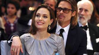 Angelina Jolie dan Brad Pitt di Berlinale film festival, Berlin, 13 Februari 2012. [Reuters/Andreas Rentz]