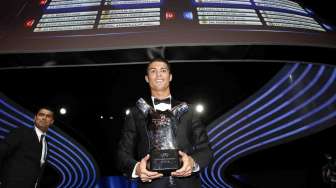 Bomber Real Madrid, Cristiano Ronaldo  dinobatkan sebagai Pemain Terbaik Musim 2014 versi UEFA usai pengundian Liga Champions di Monte Carlo, Monako, Kamis (28/8). [Reuters/Eric Gaillard]