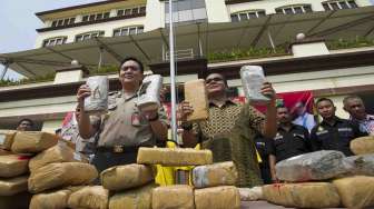 Gelar barang bukti narkoba jenis ganja di Polres Metro Jakarta Utara, Jumat (29/8). [Antara/Wahyu Putro A]