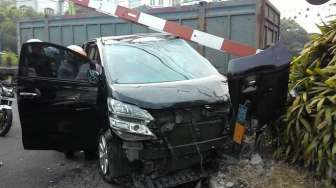 Toyota Vellfire Dihajar Kereta sudah Diderek ke Polres Jaksel