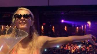 Hanya Berbikini, Paris Hilton Lakukan "Ice Bucket Challenge"