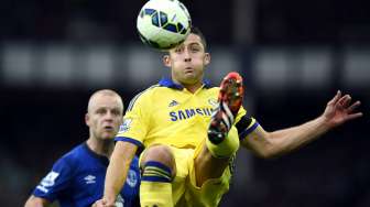 Pemain Chelsea Gary Cahill mengamankan bola [Reuters/Dylan Martinez]