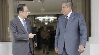 Presiden Susilo Bambang Yudhoyono menerima mantan Perdana Menteri Jepang Yasuo Fukuda (kiri) di Kantor Presiden, Jakarta, Senin (1/9). [Rumgapres/Abror]