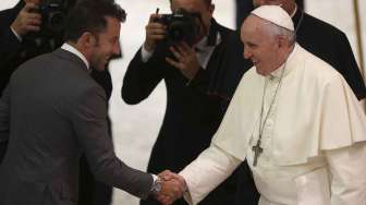 Pesepakbola Alessandro Del Piero bertemu Paus Fransiskus di Aula Paulus VI sebelum pertandingan untuk amal perdamaian antar agama di Stadion Olimpico, Roma, Italia, Senin (1/9). [Reuters/Alessandro Bianchi]