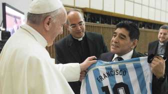 Legenda pesepakbola Argentina Diego Maradona bertemu Paus Fransiskus di Aula Paulus VI sebelum pertandingan untuk amal perdamaian antar agama di Stadion Olimpico, Roma, Italia, Senin (1/9). [Reuters/Osservatore Romano] 