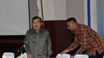 Wakil Presiden terpilih Jusuf Kalla menghadiri Silaturahmi dan Rapat Kerja Pengurus Badan Kerja Sama Perguruan Tinggi Islam Swasta (BKS-PTIS) Se- Indonesia di Univ. Al-Azhar Jakarta, Selasa (3/9). [suara.com/Kurniawan Mas'ud]