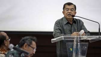 Wakil Presiden terpilih Jusuf Kalla menghadiri Silaturahmi dan Rapat Kerja Pengurus Badan Kerja Sama Perguruan Tinggi Islam Swasta (BKS-PTIS) Se- Indonesia di Univ. Al-Azhar Jakarta, Selasa (3/9). [suara.com/Kurniawan Mas'ud]