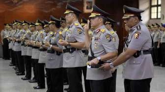 Sejumlah perwira tinggi Polri diambil sumpah jabatan saat pelantikan untuk menempati sejumlah jabatan di Ruang Rapat Utama Mabes Polri, Jakarta, Rabu (3/9). [Antara/Muhammad Adimaja]