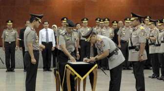 Irjen Pol Unggung Cahyono (tengah) menandatangani dokumen serah terima jabatan disaksikan Kapolri Jenderal Pol Sutarman (kiri) dan Irjen Pol Dwi Priyatno (kanan) di Ruang Rapat Utama Mabes Polri, Jakarta, Rabu (3/9). [Antara/Muhammad Adimaja]